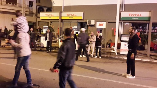 نشطاء ينظمون حركة السير في غياب شرطة المرور بالحسيمة وإشادة بالتنظيم العالي لأربعينية الشهيد نشطاء ينظمون حركة السير في غياب شرطة المرور بالحسيمة وإشادة بالتنظيم العالي لأربعينية الشهيد