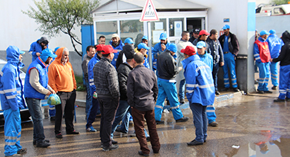 عمال النظافة بالناظور يخوضون إضرابا عن العمل وحوليش يجري زيارة إليهم للتضامن معهم
