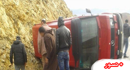 إنقلاب سيارة تحمل عدد من المتسوقين كاد أن يؤدي الى كارثة على الطريق الرابطة بين تمسمان وابن طيب إنقلاب سيارة تحمل عدد من المتسوقين كاد أن يؤدي الى كارثة على الطريق الرابطة بين تمسمان وابن طيب