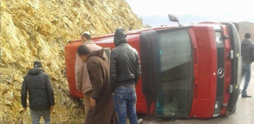 إنقلاب سيارة تحمل عدد من المتسوقين كاد أن يؤدي الى كارثة على الطريق الرابطة بين تمسمان وابن طيب إنقلاب سيارة تحمل عدد من المتسوقين كاد أن يؤدي الى كارثة على الطريق الرابطة بين تمسمان وابن طيب