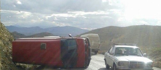 إنقلاب سيارة تحمل عدد من المتسوقين كاد أن يؤدي الى كارثة على الطريق الرابطة بين تمسمان وابن طيب إنقلاب سيارة تحمل عدد من المتسوقين كاد أن يؤدي الى كارثة على الطريق الرابطة بين تمسمان وابن طيب