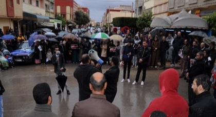 ساكنة زايو تنزل إلى الشارع رغم سوء الأحوال الجوية للتضامن مع الشعب السوري الذي يتعرض للإبادة