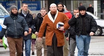 سلفيون يحركون دعوى قضائية ضد حظر جمعية "الدين الحق" في ألمانيا سلفيون يحركون دعوى قضائية ضد حظر جمعية "الدين الحق" في ألمانيا