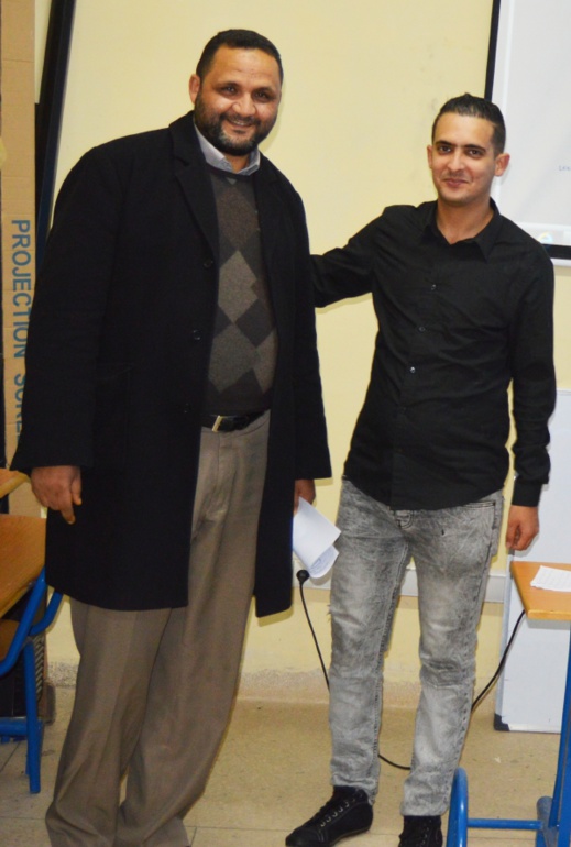 الإعلامي رضوان بنداود يُلقّن لتلامذة ثانوية "ابن سينا" التأهيلية كيفية التقاط الصورة الصحفية الإعلامي رضوان بنداود يُلقّن لتلامذة ثانوية "ابن سينا" التأهيلية كيفية التقاط الصورة الصحفية