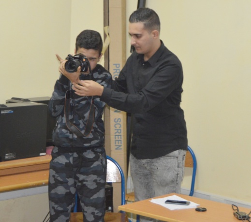 الإعلامي رضوان بنداود يُلقّن لتلامذة ثانوية "ابن سينا" التأهيلية كيفية التقاط الصورة الصحفية الإعلامي رضوان بنداود يُلقّن لتلامذة ثانوية "ابن سينا" التأهيلية كيفية التقاط الصورة الصحفية