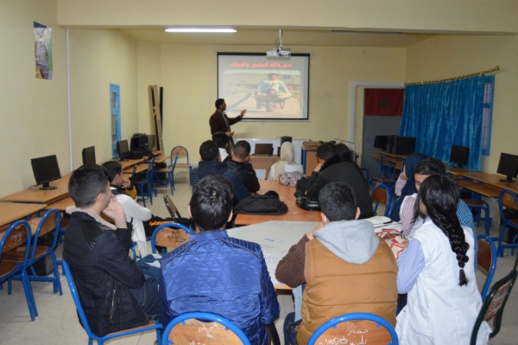 الإعلامي رضوان بنداود يُلقّن لتلامذة ثانوية "ابن سينا" التأهيلية كيفية التقاط الصورة الصحفية الإعلامي رضوان بنداود يُلقّن لتلامذة ثانوية "ابن سينا" التأهيلية كيفية التقاط الصورة الصحفية