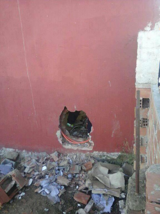 خطير.. سرقة وكالة بنكية بمدينة سلوان بطريقة هوليودية والبحث جاري عن الجناة خطير.. سرقة وكالة بنكية بمدينة سلوان بطريقة هوليودية والبحث جاري عن الجناة