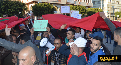 احتجاجات ترفض تحرك نشطاء الحراك الشعبي بساحة التحرير بمدينة الناظور احتجاجات ترفض تحرك نشطاء الحراك الشعبي بساحة التحرير بمدينة الناظور