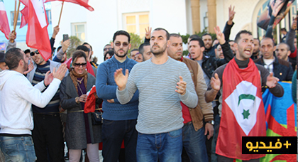 بحضور ناصر الزفزافي .. نشطاء مدينة الناظور والحسيمة يعيدون الحراك الشعبي الى الواجهة من ساحة التحرير بحضور ناصر الزفزافي .. نشطاء مدينة الناظور والحسيمة يعيدون الحراك الشعبي الى الواجهة من ساحة التحرير