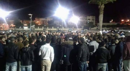 نشطاء الحسيمة يخرجون للشارع ويستقبلون المناضلين القادمين من الناظور بعد إعتداء "البلطجية" بساحة التحرير نشطاء الحسيمة يخرجون للشارع ويستقبلون المناضلين القادمين من الناظور بعد إعتداء "البلطجية" بساحة التحرير