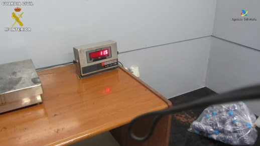 حجز كمية من المخدرات مخبأة داخل زجاجات المياه المعدنية بميناء مليلية المحتلة حجز كمية من المخدرات مخبأة داخل زجاجات المياه المعدنية بميناء مليلية المحتلة