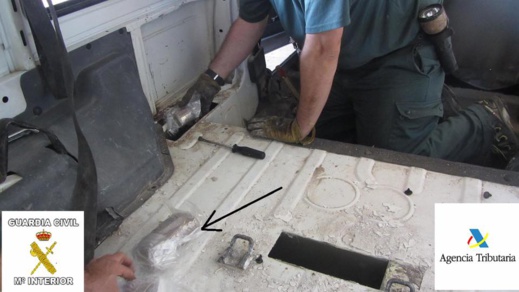 اعتقال مواطن مغربي كان بصدد تهريب كمية من المخدرات من ميناء مليلية الى الجنوب الاسباني اعتقال مواطن مغربي كان بصدد تهريب كمية من المخدرات من ميناء مليلية الى الجنوب الاسباني