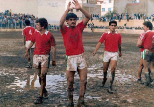 صورة نادرة لهلاليي الناظور عندما كانت كُعُوب أقدامهم العالية تصنع الفرجة وتُلهب الجماهير صورة نادرة لهلاليي الناظور عندما كانت كُعُوب أقدامهم العالية تصنع الفرجة وتُلهب الجماهير