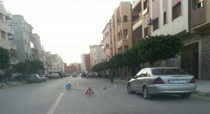 بعد تجاهل المسؤولين بالناظور.. مواطنون يصلحون حفرة ظلت لسنوات تربك حركة المرور بحي لعراصي بعد تجاهل المسؤولين بالناظور.. مواطنون يصلحون حفرة ظلت لسنوات تربك حركة المرور بحي لعراصي