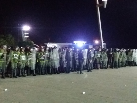 قوات الأمن تتدخل بالقوة لفض إعتصام نشطاء الحراك الشعبي بمدينة الحسيمة قوات الأمن تتدخل بالقوة لفض إعتصام نشطاء الحراك الشعبي بمدينة الحسيمة