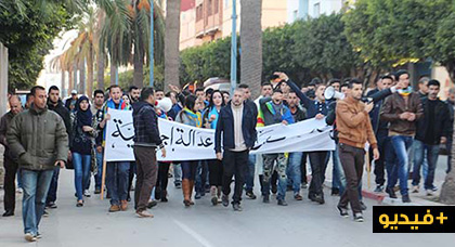 تضامنا مع نشطاء الحراك بالحسيمة.. حركيو الناظور ينزلون إلى الشارع ويُناورون لاختراق جدران الأمن تضامنا مع نشطاء الحراك بالحسيمة.. حركيو الناظور ينزلون إلى الشارع ويُناورون لاختراق جدران الأمن
