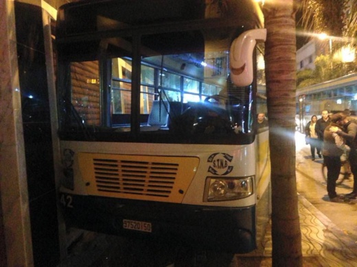 حافلة للنقل الحضري تخترق رصيف المارة وتكاد تتسبب في كارثة وسط الناظور حافلة للنقل الحضري تخترق رصيف المارة وتكاد تتسبب في كارثة وسط الناظور