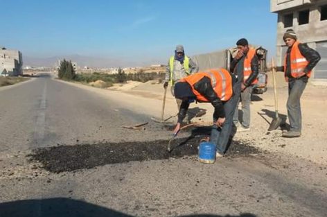 تسخين "الزفت" بقنينة غاز نواحي الدريوش تثير إنتقادات واسعة لنشطاء الفايسبوك 