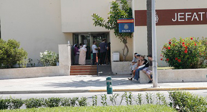 معطيات جديدة حول الشاب الذي تسلل الى طائرة كانت تهم بالإقلاع من مطار مليلية الى مالقا معطيات جديدة حول الشاب الذي تسلل الى طائرة كانت تهم بالإقلاع من مطار مليلية الى مالقا