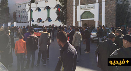 طلبة ينضمون وقفة احتجاجية أمام المحكمة الابتدائية بالناظور احتجاجا على اعتقال زميلهم طلبة ينضمون وقفة احتجاجية أمام المحكمة الابتدائية بالناظور احتجاجا على اعتقال زميلهم