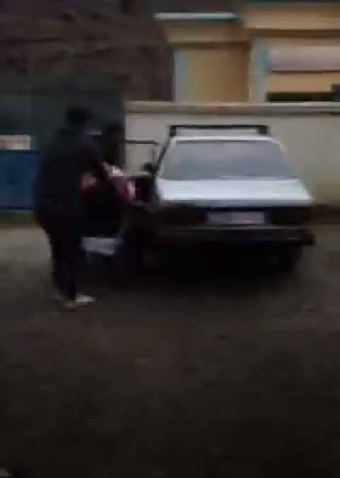 صادم.. سيدة تضع مولودها داخل سيارة نفعية أمام مستوصف "تماسينت " بعد أن وجدته مغلقا صادم.. سيدة تضع مولودها داخل سيارة نفعية أمام مستوصف "تماسينت " بعد أن وجدته مغلقا