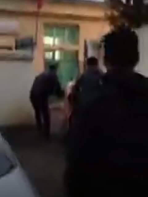 صادم.. سيدة تضع مولودها داخل سيارة نفعية أمام مستوصف "تماسينت " بعد أن وجدته مغلقا صادم.. سيدة تضع مولودها داخل سيارة نفعية أمام مستوصف "تماسينت " بعد أن وجدته مغلقا