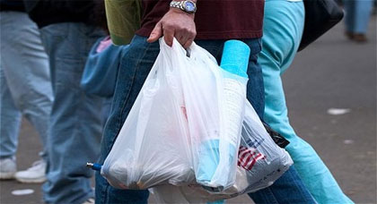 تجار بإقليم الناظور لازالوا يستعملون الأكياس البلاستيكية ومواطنون يجدون صعوبة في التسوق