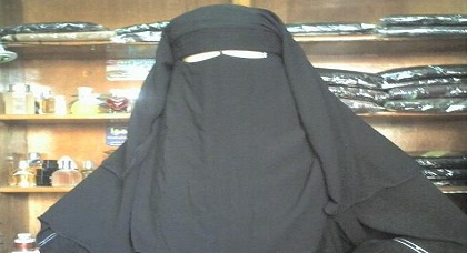 رجال السلطة ينظمون زيارات مفاجأة لمحلات بيع النقاب رجال السلطة ينظمون زيارات مفاجأة لمحلات بيع النقاب