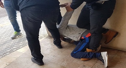 اعتقال شاب مغربي إثر خطفه هاتفا نقالا من يد شابة بعدما حاصره مواطنون بمليلية