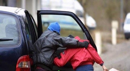 خطير.. مجهولون يستعملون سيارة رباعية الدفع لاختطاف ثلاثة أطفال بطريقة هوليودية بالعروي خطير.. مجهولون يستعملون سيارة رباعية الدفع لاختطاف ثلاثة أطفال بطريقة هوليودية بالعروي