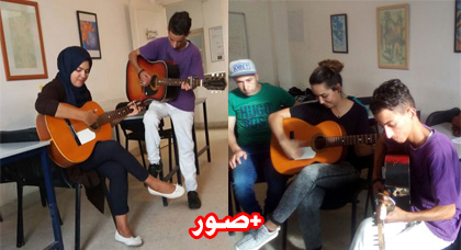 فنان ناظوري يطلق مبادرة لتعليم "الجيتار" في ورشة مجانية لهواة الموسيقى فنان ناظوري يطلق مبادرة لتعليم "الجيتار" في ورشة مجانية لهواة الموسيقى