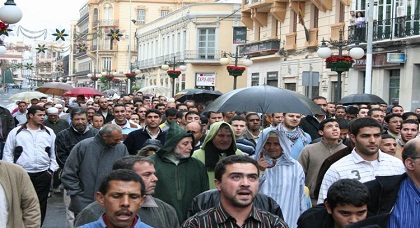 مسلمو مليلية المحتلة غاضبون على الشرطة الإسبانية مسلمو مليلية المحتلة غاضبون على الشرطة الإسبانية