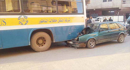 اصطدام قوي بين سيارة خفيفة وحافلة للنقل الحضري تسفر عن خسائر مادية كبيرة بالناظور