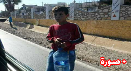 شاهدوا الصورة.. المهاجر الريفي بالدنمارك يفي بوعده تجاه الطفل الذي ظهر يسقي المشاركين في جنازة فكري شاهدوا الصورة.. المهاجر الريفي بالدنمارك يفي بوعده تجاه الطفل الذي ظهر يسقي المشاركين في جنازة فكري