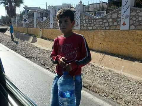شاهدوا الصورة.. المهاجر الريفي بالدنمارك يفي بوعده تجاه الطفل الذي ظهر يسقي المشاركين في جنازة فكري شاهدوا الصورة.. المهاجر الريفي بالدنمارك يفي بوعده تجاه الطفل الذي ظهر يسقي المشاركين في جنازة فكري