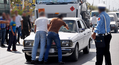 سائقو الطاكسيات الكبيرة يمنعون حافلتين من مواصلة رحلتيهما بزايو لهذا السبب سائقو الطاكسيات الكبيرة يمنعون حافلتين من مواصلة رحلتيهما بزايو لهذا السبب