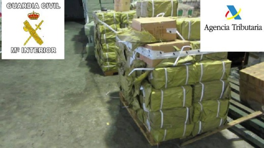 حجز كمية مهمة من البطانيات والأقفال المزورة بقيمة 500 مليون سنتيم بميناء مليلية المحتلة حجز كمية مهمة من البطانيات والأقفال المزورة بقيمة 500 مليون سنتيم بميناء مليلية المحتلة