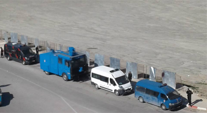 القوات الامنية تحاصر ساحة "كلابونيطا" لمنع تنظيم الوقفة الاحتجاجية التي دعا اليها نشطاء الحراك الشعبي بالحسيمة القوات الامنية تحاصر ساحة "كلابونيطا" لمنع تنظيم الوقفة الاحتجاجية التي دعا اليها نشطاء الحراك الشعبي بالحسيمة