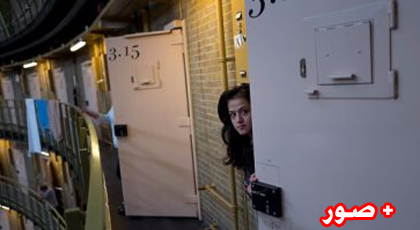 واحدة من اللاجئات تطل من باب غرفتها بالسجن