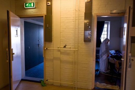 واحدة من اللاجئات تصلى داخل غرفتها واحدة من اللاجئات تصلى داخل غرفتها