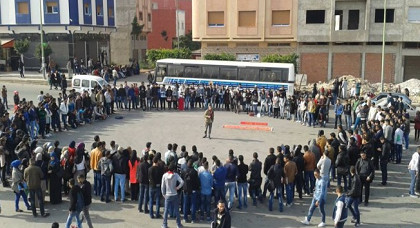 عشرات الطلبة يحتشدون أمام مقر أمن سلوان للمطالبة بإنزال أقسى العقوبات على مُختطِف زميلتهم