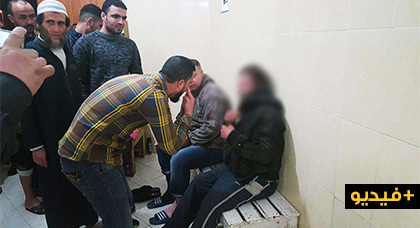 مصلّون يحاصرون لصّا بعد ضبطه متلبسا بسرقة أحذيتهم بمسجد وسط الناظور قبل الصفح عنه