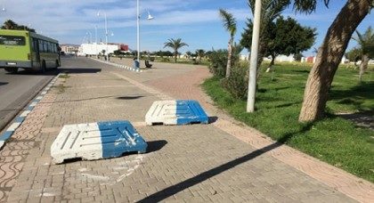 تثبيت حواجز على رصيف حديقة وسط بني أنصار للقطع مع استغلاله من طرف سائقي مقاتلات التهريب المعيشي