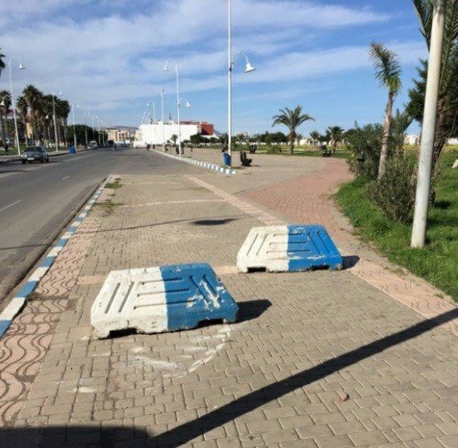تثبيت حواجز على رصيف حديقة وسط بني أنصار للقطع مع استغلاله من طرف سائقي مقاتلات التهريب المعيشي