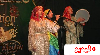 مقاطع غنائية من فن "إزران" تشد إنتباه ضيوف مهرجان أفولاي لمسرح الشباب 