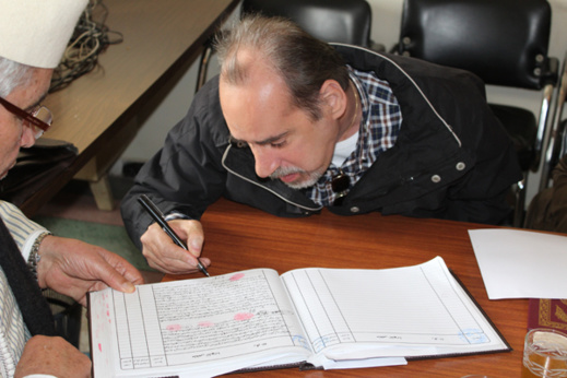 مواطن إسباني يعتنق الإسلام وينطق بالشهادتين بمقر المجلس العلمي بالناظور مواطن إسباني يعتنق الإسلام وينطق بالشهادتين بمقر المجلس العلمي بالناظور