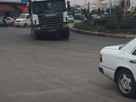 حفر تعيق سلاسة حركة المرور بشوارع مدينة الناظور والجهات المعنية ترى ولا تتحرك 