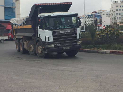 حفر تعيق سلاسة حركة المرور بشوارع مدينة الناظور والجهات المعنية ترى ولا تتحرك 