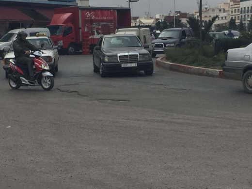 حفر تعيق سلاسة حركة المرور بشوارع مدينة الناظور والجهات المعنية ترى ولا تتحرك 