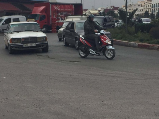 حفر تعيق سلاسة حركة المرور بشوارع مدينة الناظور والجهات المعنية ترى ولا تتحرك 
